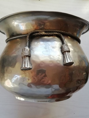 Μεταλλικό κασπό vintage μεταχειρισμένο με περίτεχνη διακόσμηση
