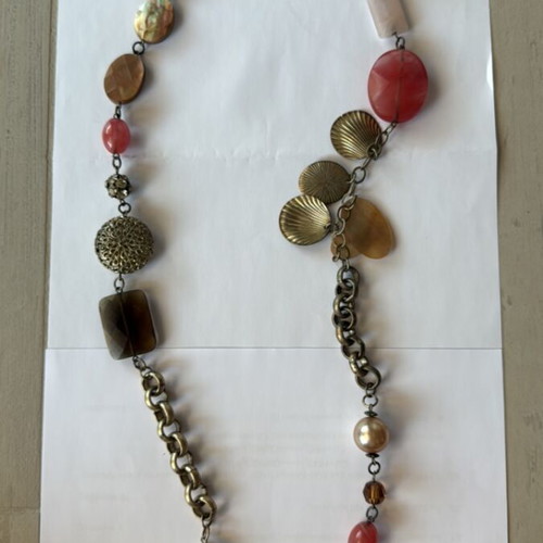 Accessories necklace like new with pink stones and shells