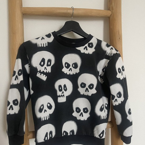 H&M boy sweater size 122/128 black and white