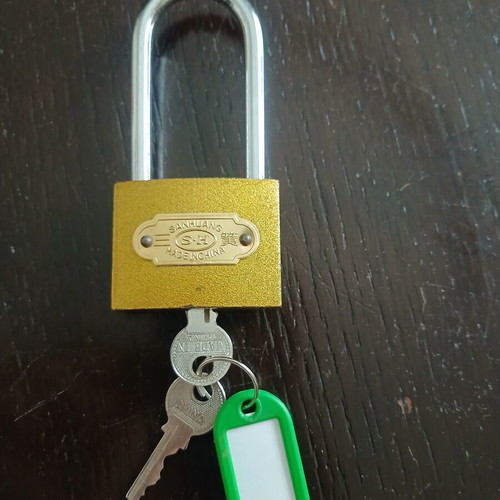 Security padlock like new with two keys