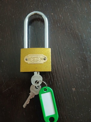 Security padlock like new with two keys