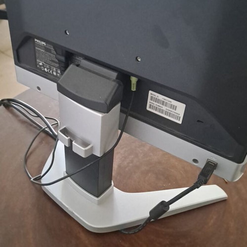 Philips 170B7CS/00 Monitor like new, 17 inch, ergonomic base, USB hub