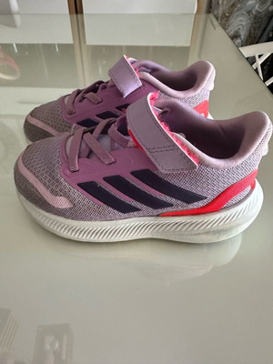 Athletic children's shoes like new