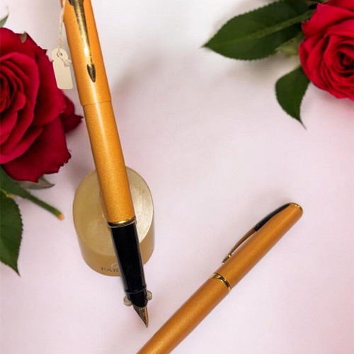 Parker vintage pen and ballpoint set new with gold detail