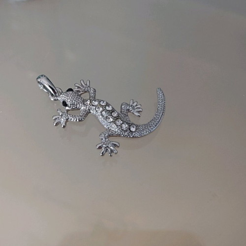 Salamander pendant like new