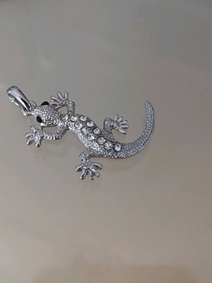 Salamander pendant like new
