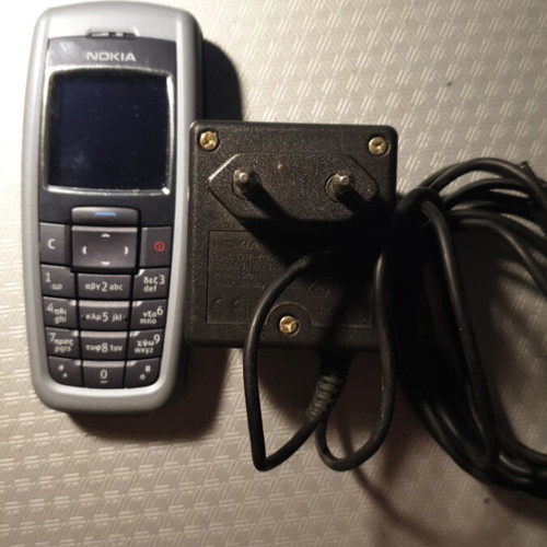 Nokia 2600 like new, gray with charger