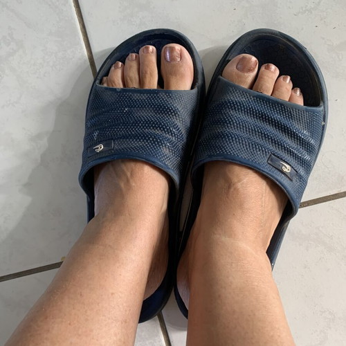 Blue slippers size 42 and pink En Vie flip-flops size 38, pack