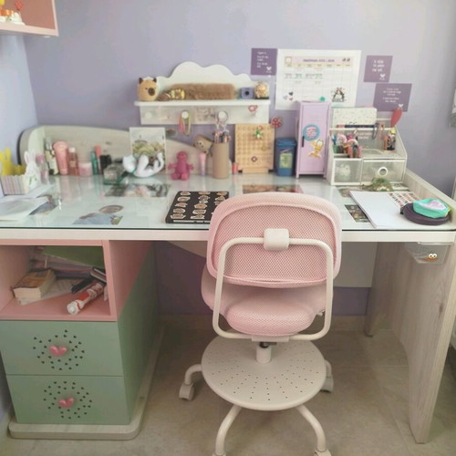 Candy children's desk set like new with chair