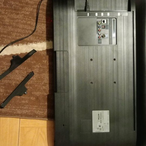 Samsung TV 32 inch with broken screen without remote