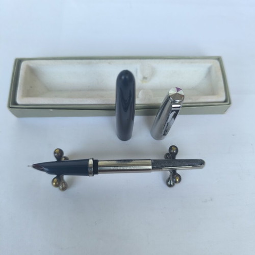 Parker 21 fountain pen made in USA, blue resin and stainless steel cap