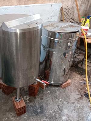 Ανοξείδωτα δοχεία 100L σαν καινούργια, πακέτο με βρύση και απλό