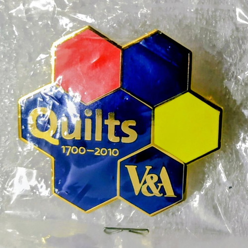 Quilts 1700-2010 V&A Enamel Pin Badge New