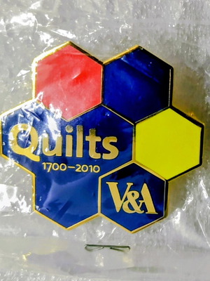 Quilts 1700-2010 V&A Enamel Pin Badge New