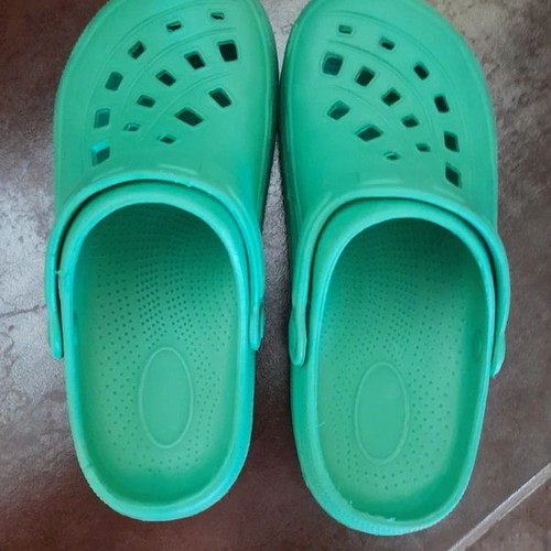 Children's green clogs size 33 like new, wide fit