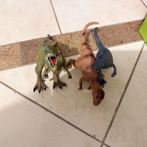 Dinosaur figures like new, set of three