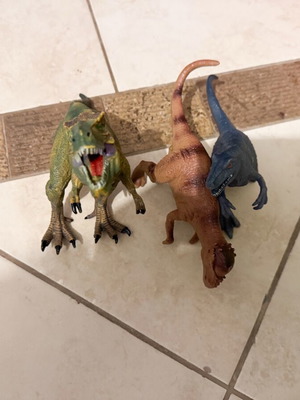 Dinosaur figures like new, set of three
