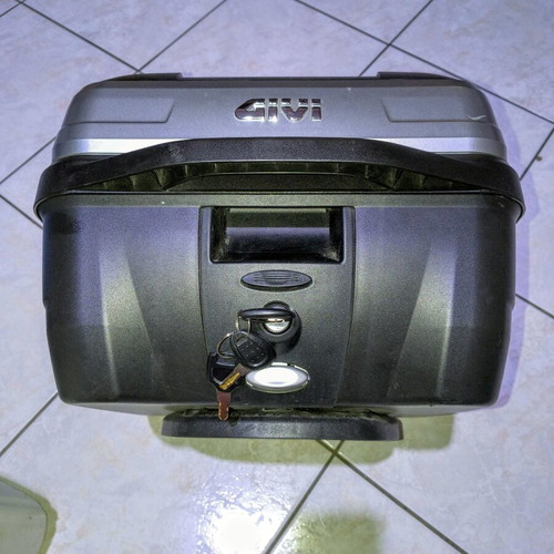 Givi Bold 32L Monolock top case with inner lining