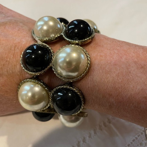Faux pearl and black cabochon bracelet like new