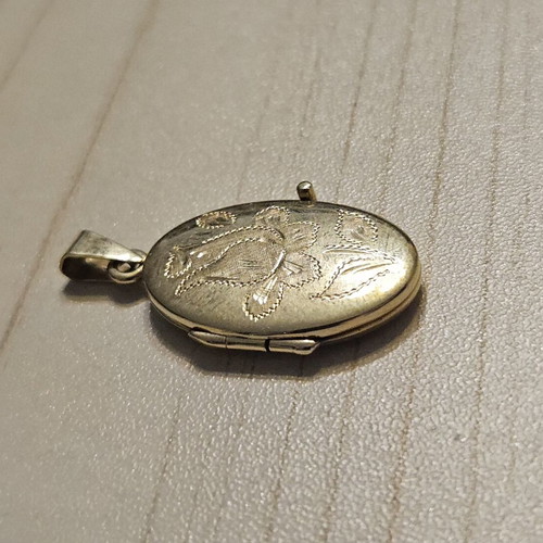 Gold pendant locked 14K like new