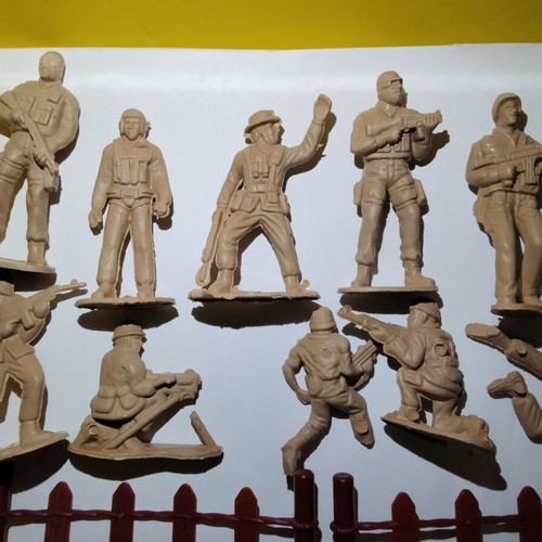 Plastic toy soldiers, set of 26