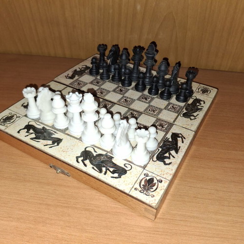 Mini chess set like new, complete and portable