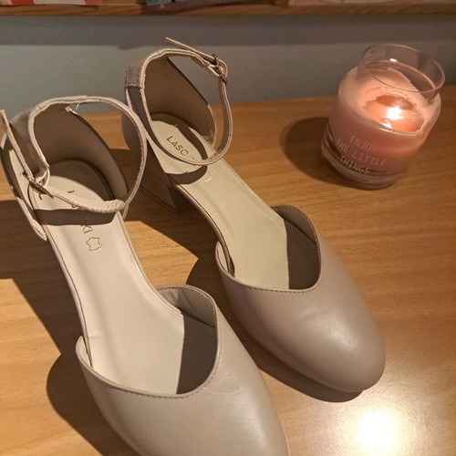 Lasocki nude pumps size 38 like new with strap