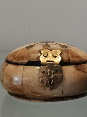 Κοκάλινη μπιζουτιέρα μεταχειρισμένη vintage με μπρούτζινα στοιχεία
