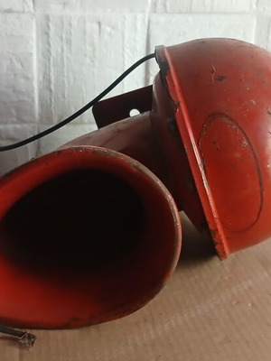 Κόρνα οχήματος τύπου bull horn vintage μεταχειρισμένη, μεταλλική