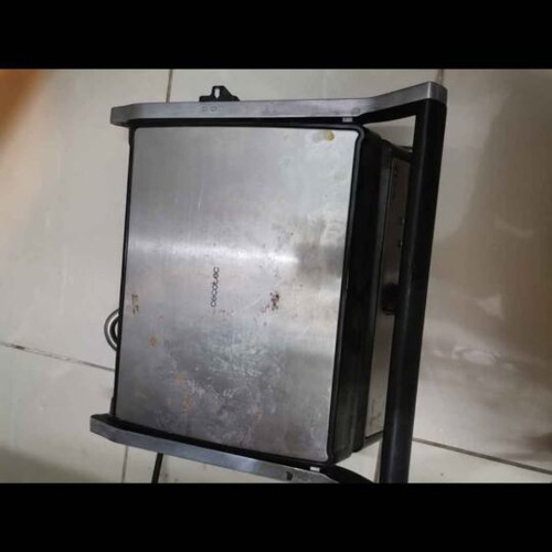 Small kitchen appliances used, chocolate fondue, toaster and omelette maker