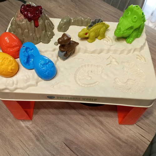 Play-Doh Dinosaurs World toy used 3+