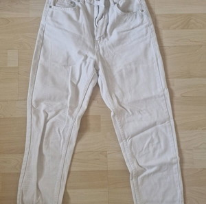 white mom jeans