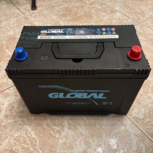 Global SMF 60032 12 Volt 100 Amp Car Battery like new, marine type