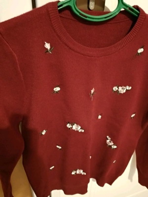 Burgundy pullover new, small size, with small flowers