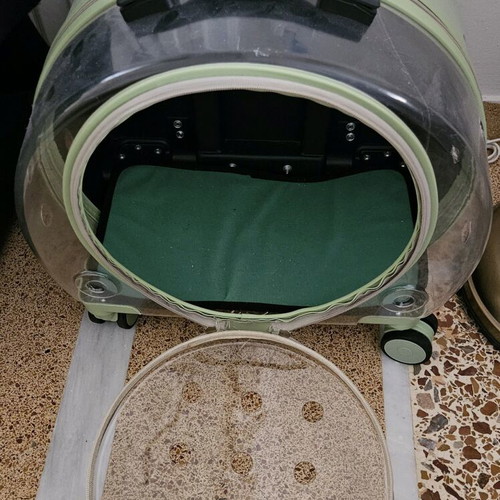 Pet carrier trolley like new with wheels and ventilation