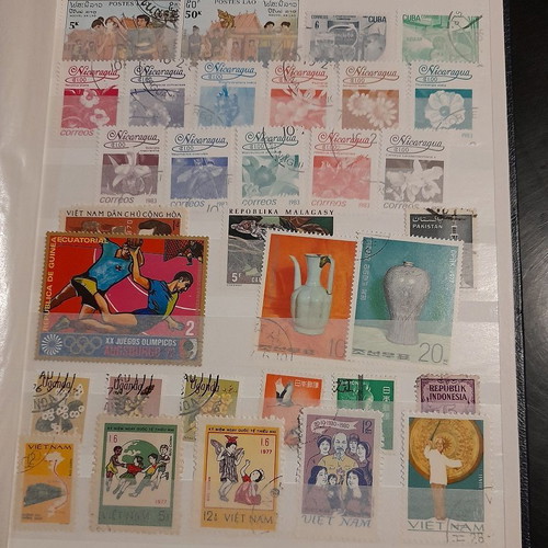 Worldwide stamp collection in A5 album like new, 8 pages
