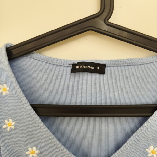 Pink Woman crop top S/M, blue with daisies