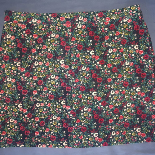 Corduroy floral skirt size large like new, cotton with pockets