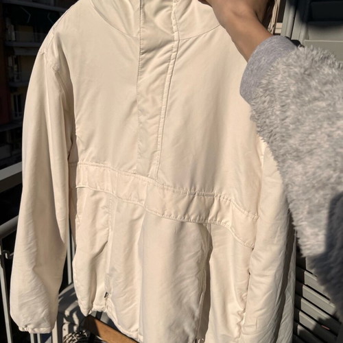 Pull and Bear white windproof waterproof jacket like new, unisex