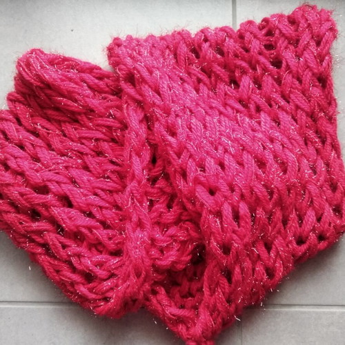 Knitted neck warmer, red