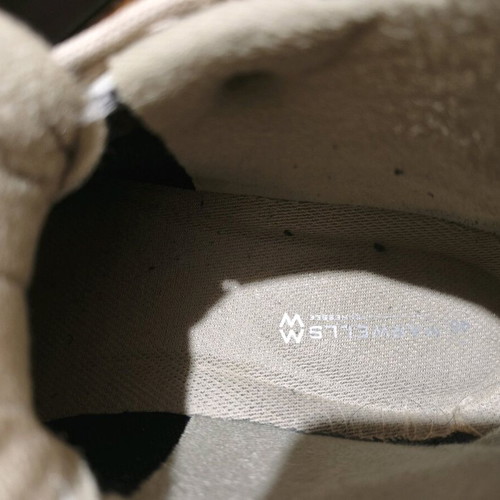Hiking boots size 45 like new, beige
