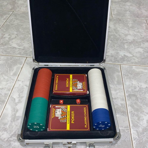 Poker set aluminum case like new