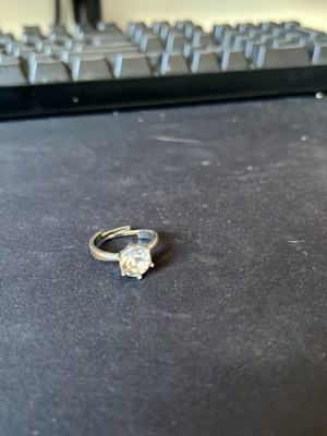 Al'Oro solitaire ring used with adjustable band made of thin metal