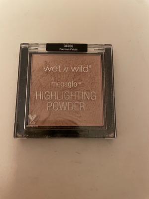 Wet n Wild Megaglo Highlighter used