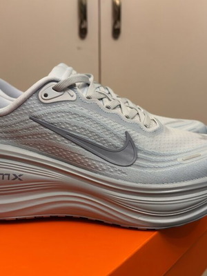 Nike Vomero Plus athletic shoes new, size 42, blue turquoise