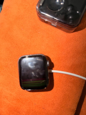 Apple Watch 5 44mm μεταχειρισμένο, μέτρια κατάσταση, με ανταλλακτικό καλωδιοταινίας