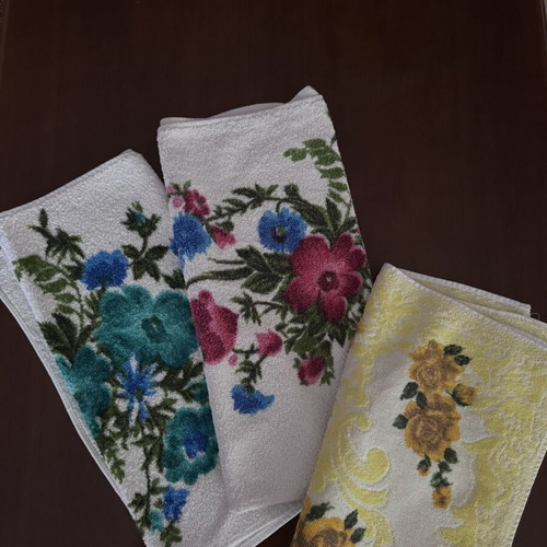 Towel set like new with colorful flowers, 3 pieces