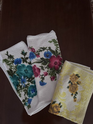 Towel set like new with colorful flowers, 3 pieces