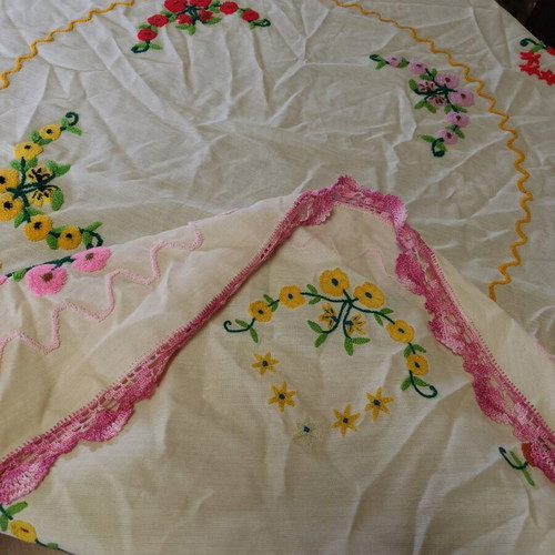 Handmade tablecloth 180 diameter like new