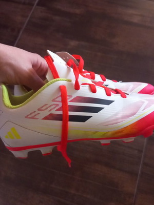 Adidas παιδικά ποδοσφαιρικά παπούτσια μέγεθος 35 μεταχειρισμένα, άσπρο και κόκκινο